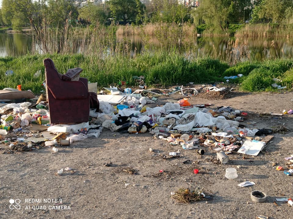 Волосы дыбом становятся: в Днепре озеро утопает в стихийных свалках (фото)