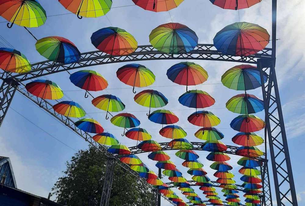 В Кирилловке появилась аллея зонтиков (Фото)