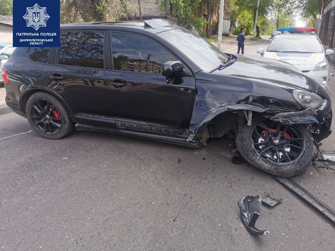 Porsche Cayenne сбил двух пешеходов – новости Днепра