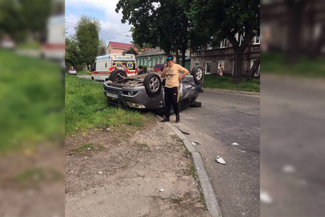 Серьезное ДТП в Днепре: авто перевернулось на крышу, есть пострадавший (фото)