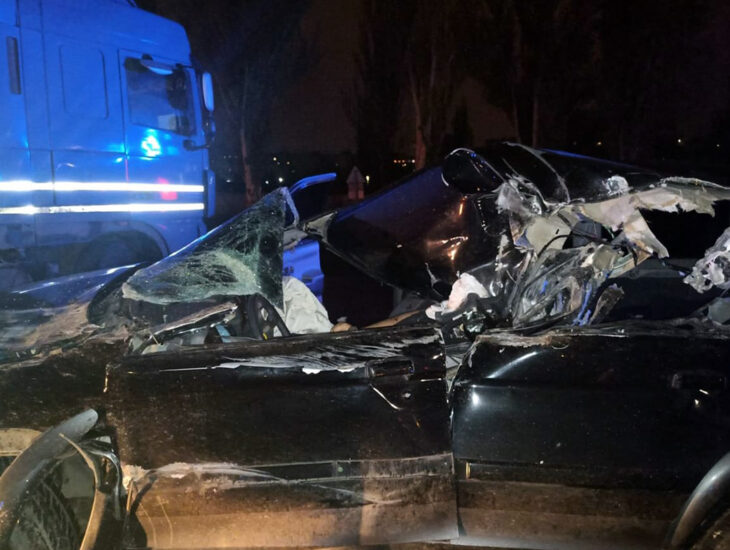 В Днепре Mitsubishi врезался в грузовик: водителя зажало насмерть (Фото)