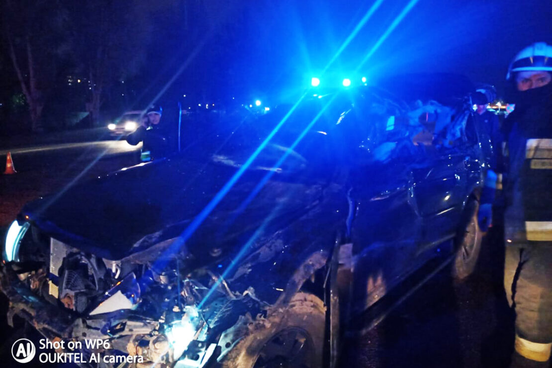 В Днепре Mitsubishi врезался в грузовик: водителя зажало насмерть (Фото)