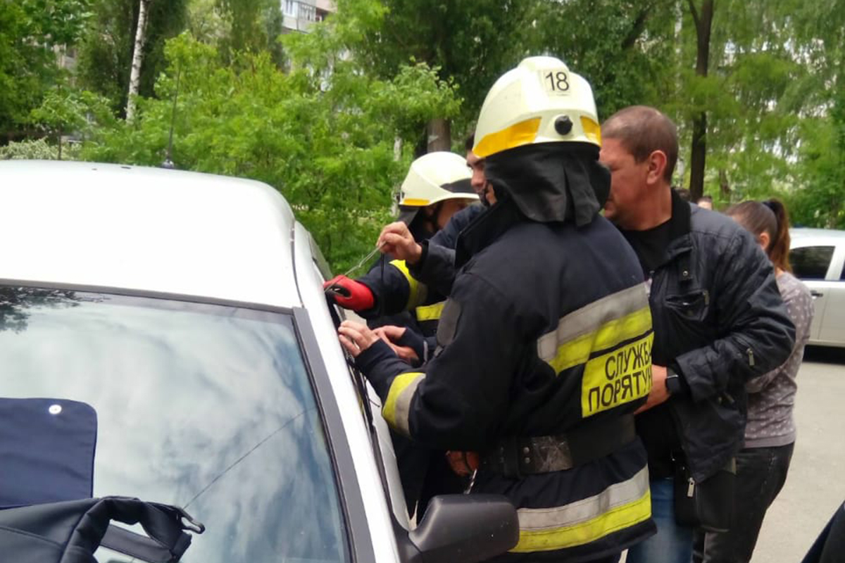 В Днепре спасатели освободили из закрытой машины годовалого ребенка (Фото, видео)
