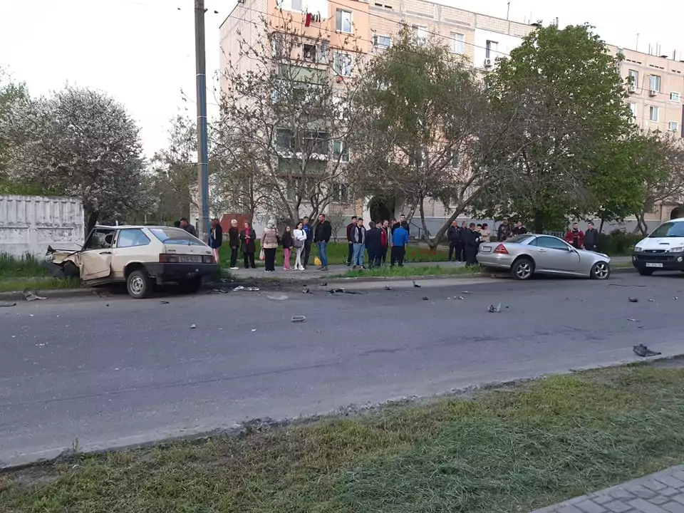 Под Днепром легковушка влетела в припаркованное авто (фото)