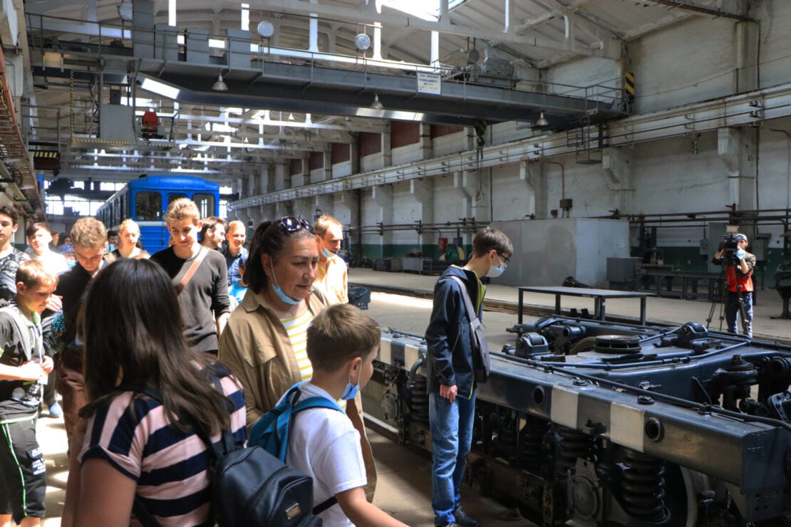 Как работает метрополитен: юные техники Днепра посетили электродепо «Диевское»
