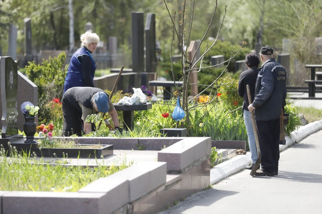 В Днепре убирают городские кладбища и призывают жителей не нести искусственные цветы на могилы