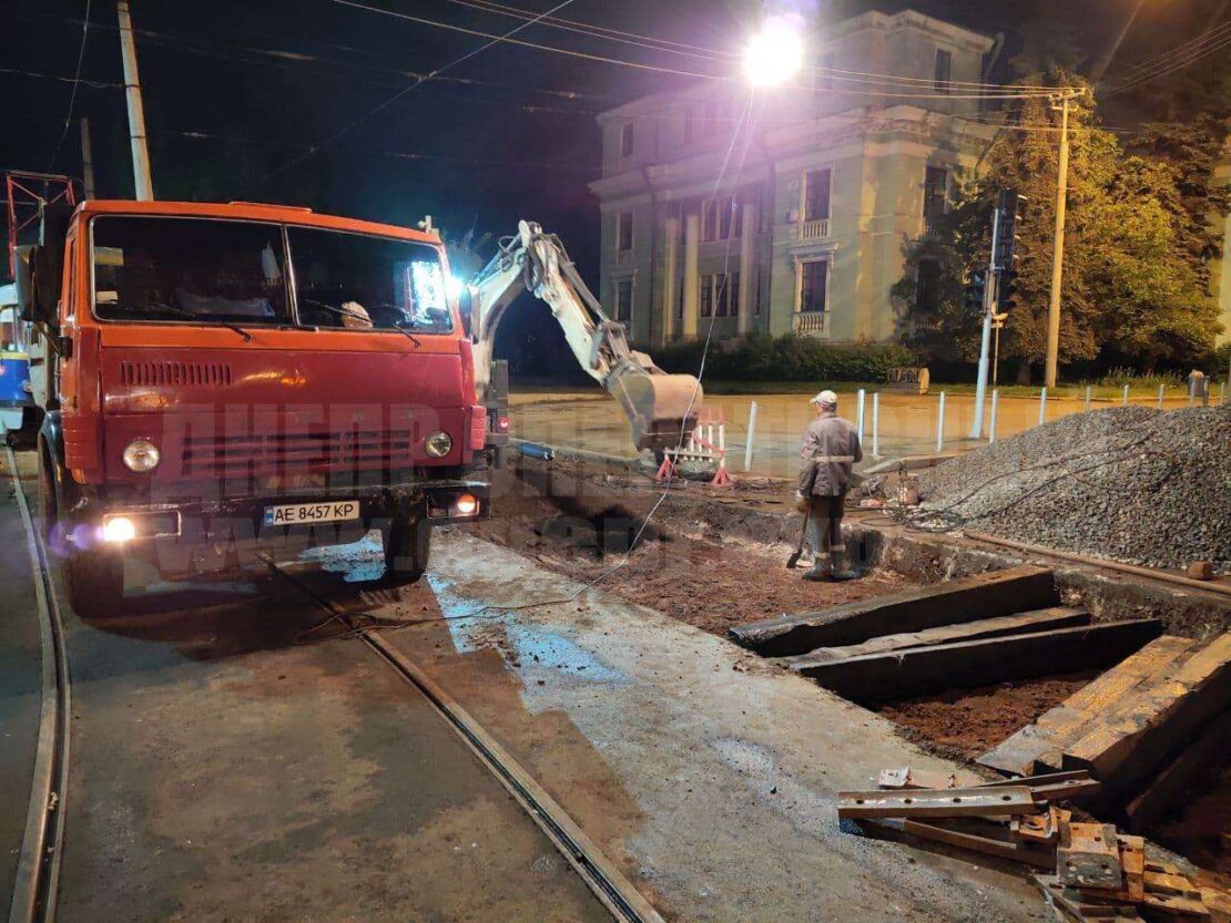 В центре Днепра провели капитальный ремонт трамвайного пути (фото, видео)