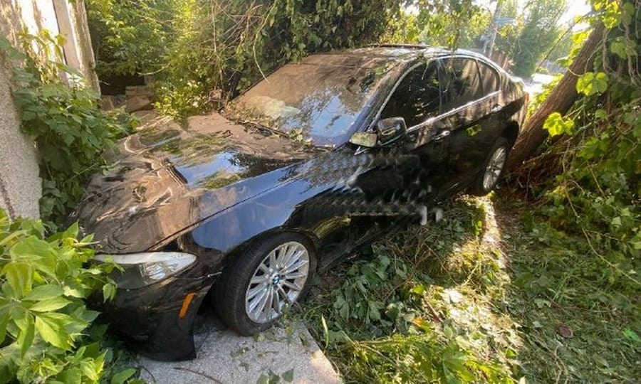 BMW врезался в заброшенное здание (Фото, видео) – новости Днепра