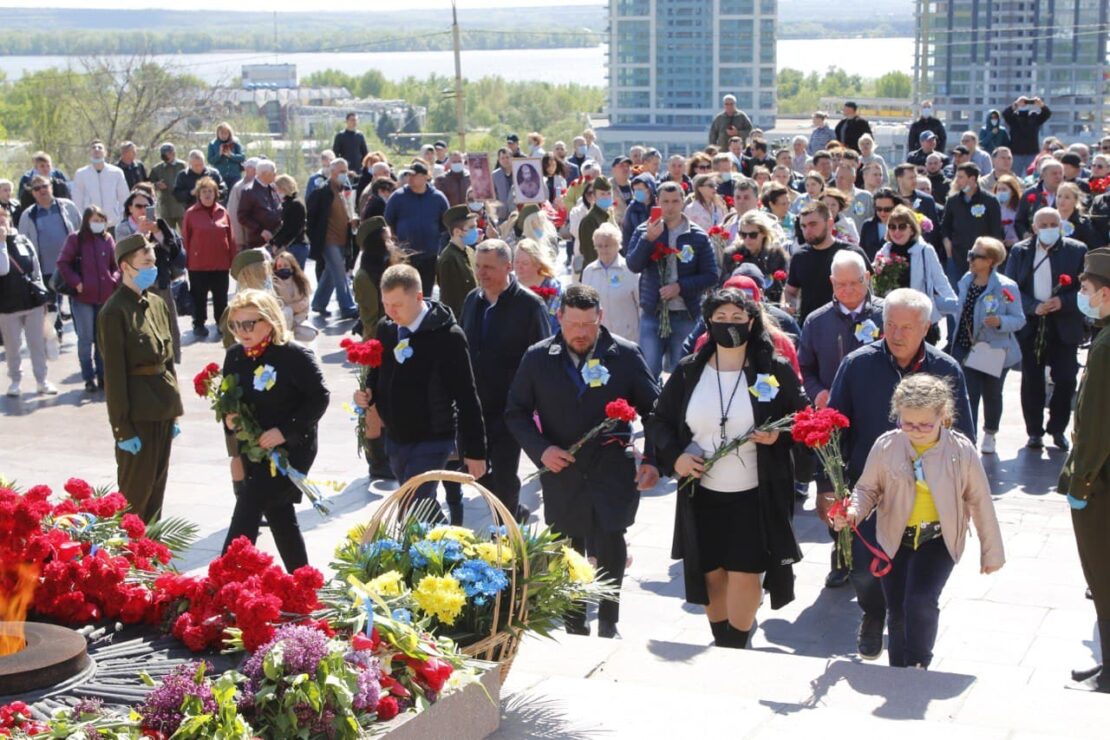 В Днепре Вилкул вместе с горожанами возложил цветы к монументу Вечной славы и поздравил всех с Днем Победы