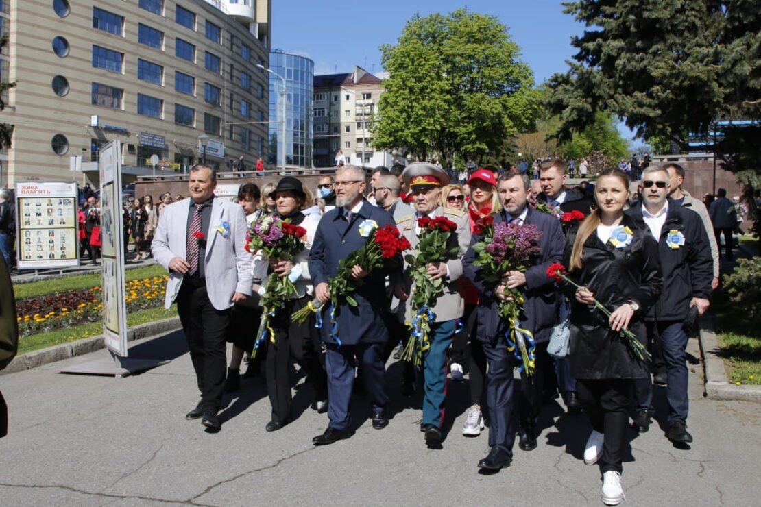 В Днепре Вилкул вместе с горожанами возложил цветы к монументу Вечной славы и поздравил всех с Днем Победы 