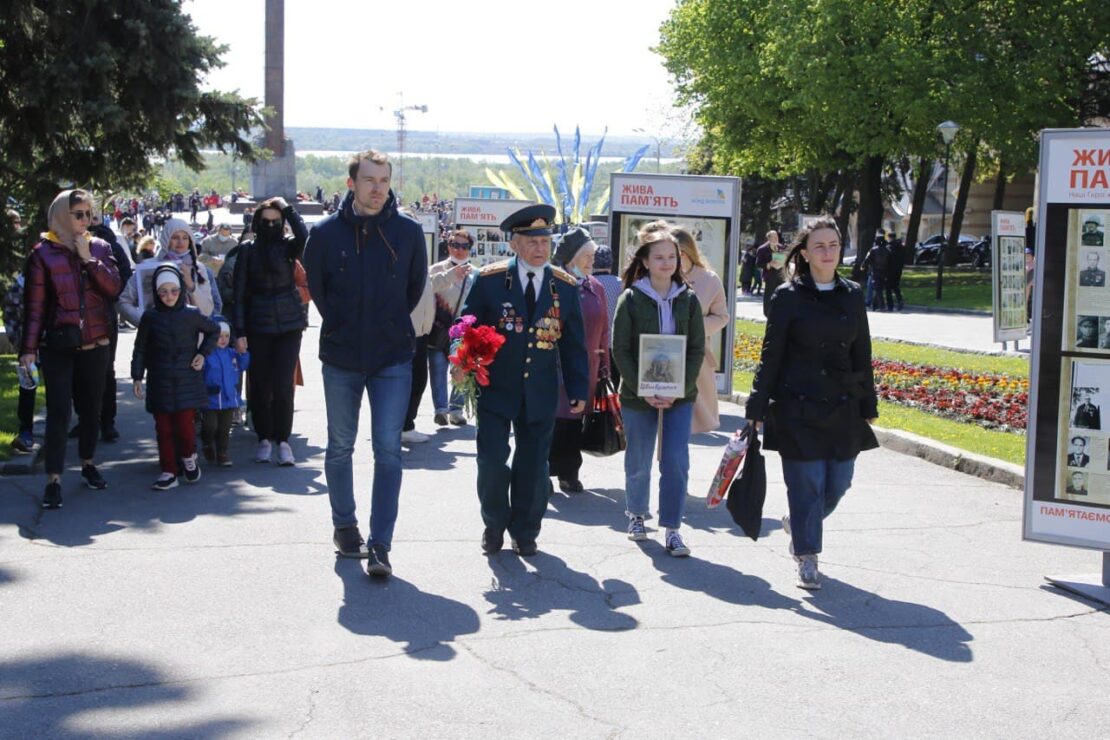 В Днепре Вилкул вместе с горожанами возложил цветы к монументу Вечной славы и поздравил всех с Днем Победы 