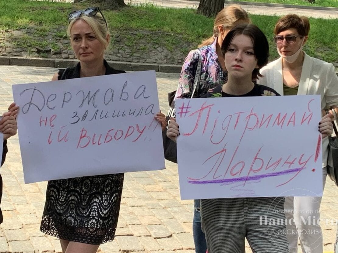 Митинг в поддержку женщины, которая убила мужа тирана – новости Днепра