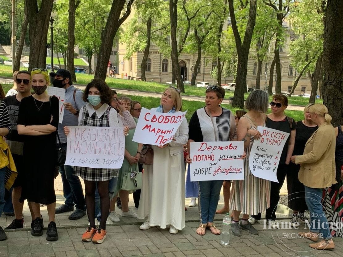 Митинг в поддержку женщины, которая убила мужа тирана – новости Днепра