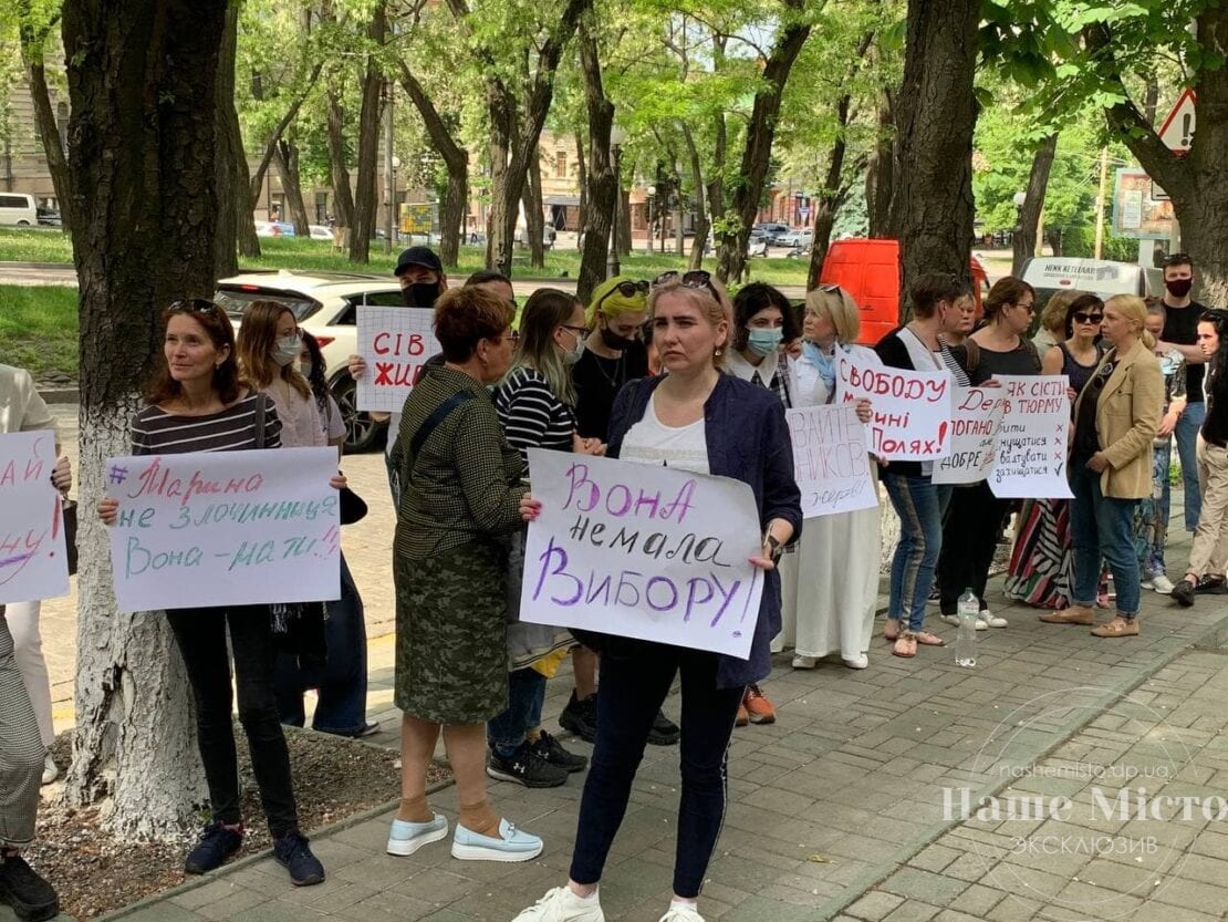 Митинг в поддержку женщины, которая убила мужа тирана – новости Днепра