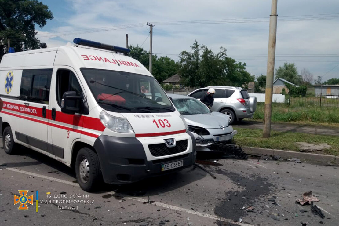 Жесткое ДТП под Днепром: столкнулись две легковушки, есть пострадавшие (фото, видео) 