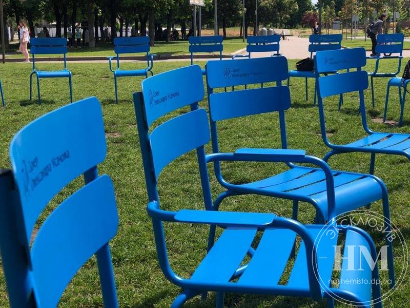 Компания подвыпивших подростков украла стулья – новости Днепра