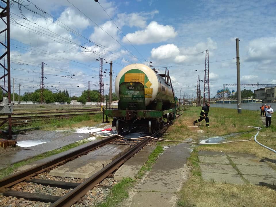 Под Днепром авария с опасным грузом на ж/д: утечка серной кислоты (Фото)