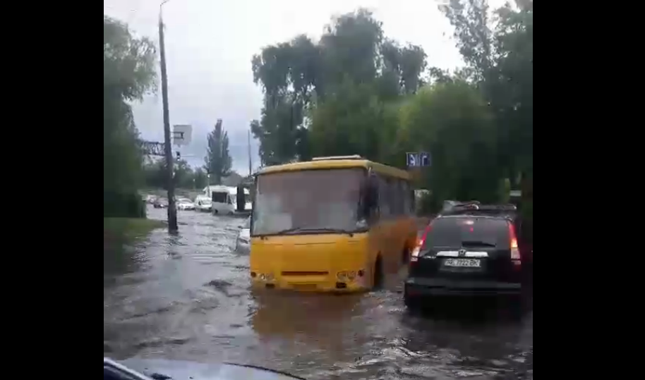 Затопило ул. Каруны: маршрутки идут в объезд – новости Днепра