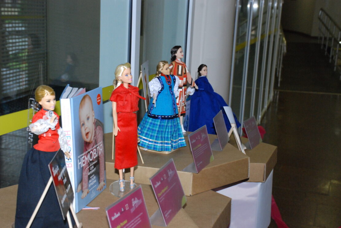 У холі Дніпровської міськради відкрили виставку ляльок «Barbie: пані України»