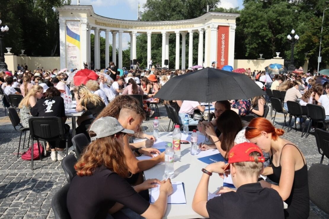 Ко Дню Конституции Украины более тысячи человек написали диктант под открытым небом - новости Днепра