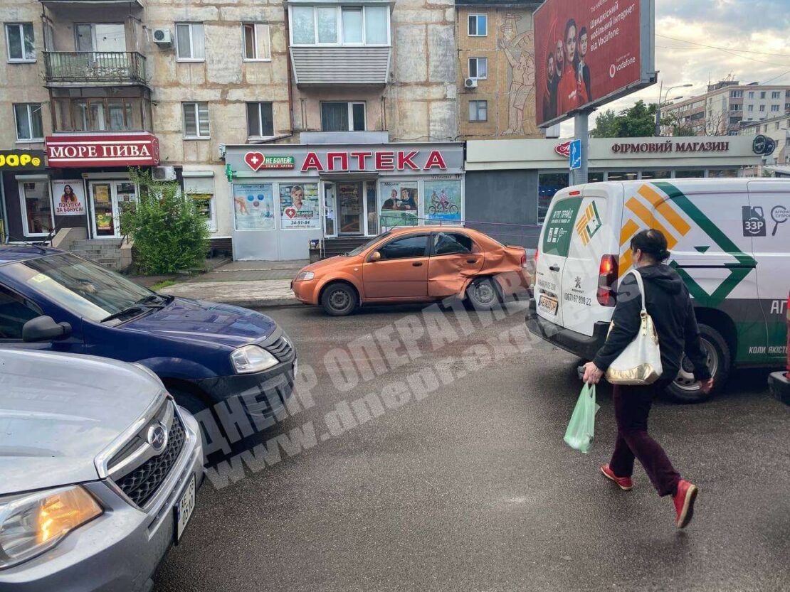 Авто развернуло от удара: в Днепре на Слобожанском проспекте тройное ДТП (видео момента)