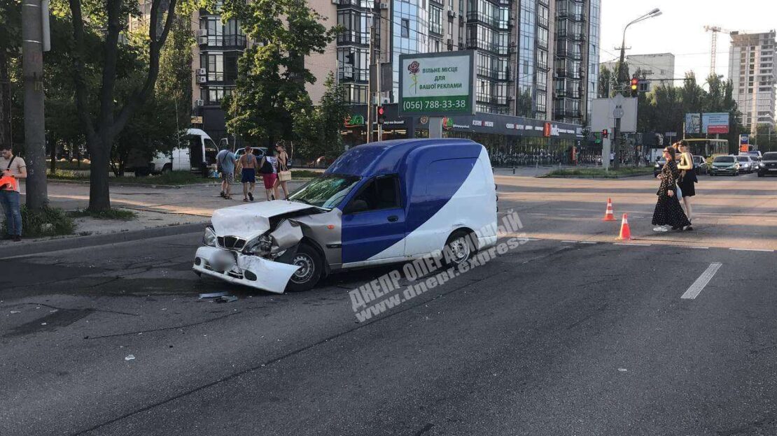 ДТП на Набережной Победы, пострадали 2 человека - новости Днепра