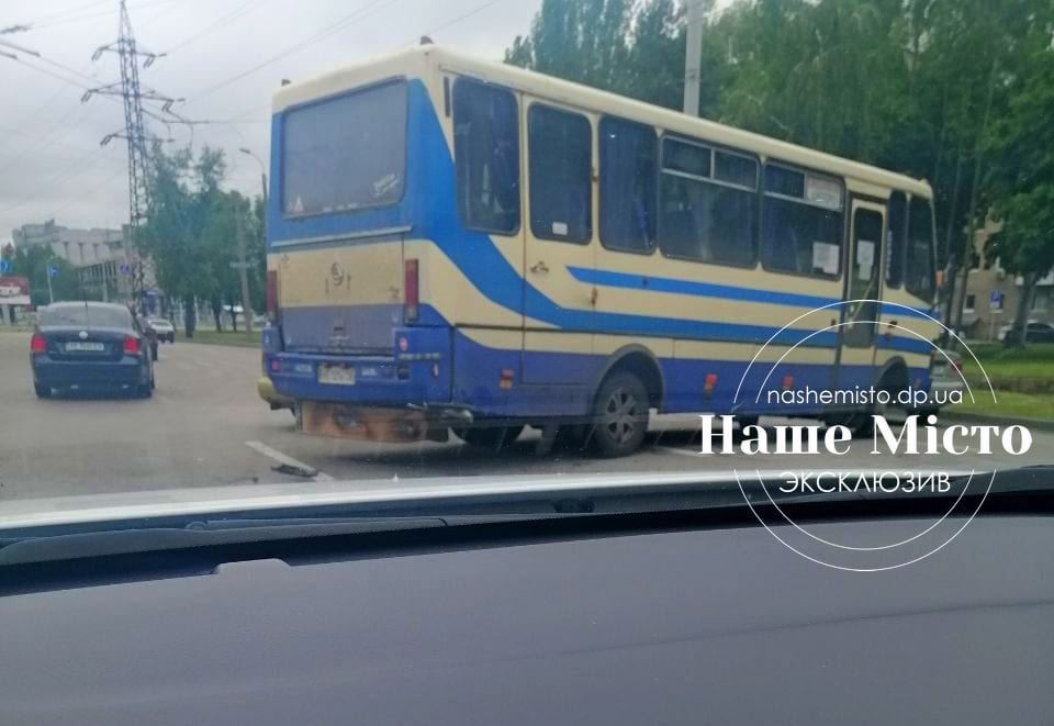 Под Амурским мостом разбитая маршрутка 04.06 – новости Днепра