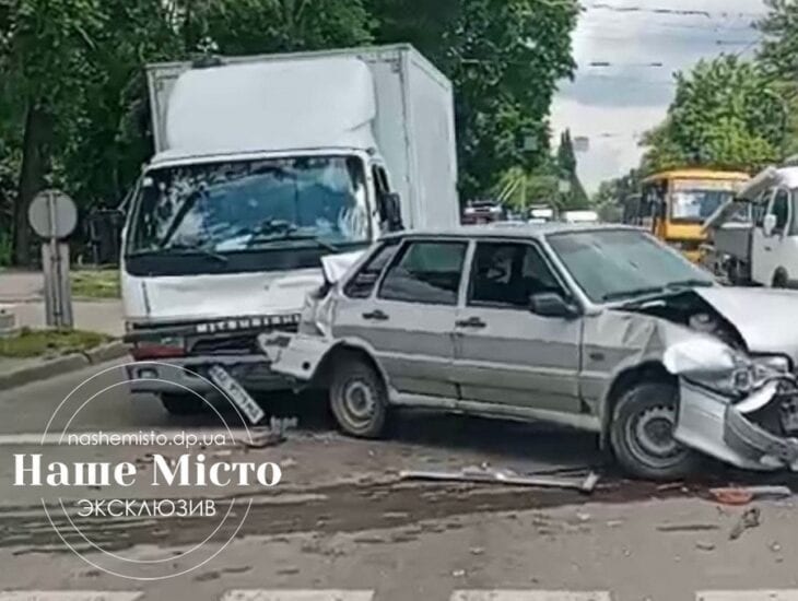Столкнулись 4 автомобиля, на выезде из города пробка – новости Днепра