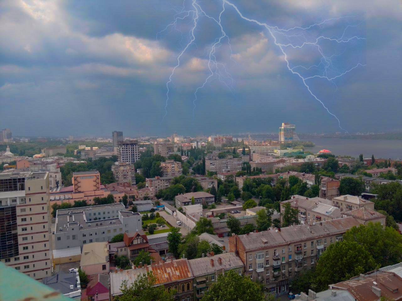 Город накрыло сильным ливнем с грозой (Фото) - новости Днепра