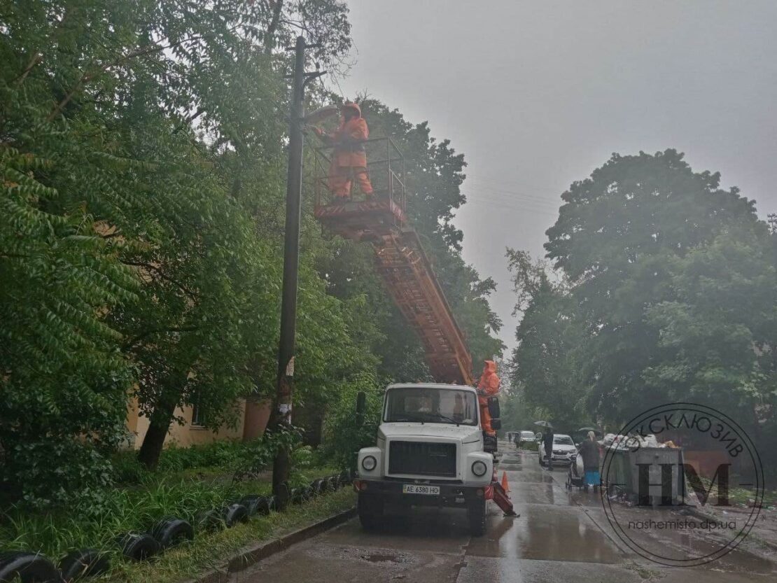 В Днепре коммунальщики убирают упавшие деревья (фото)