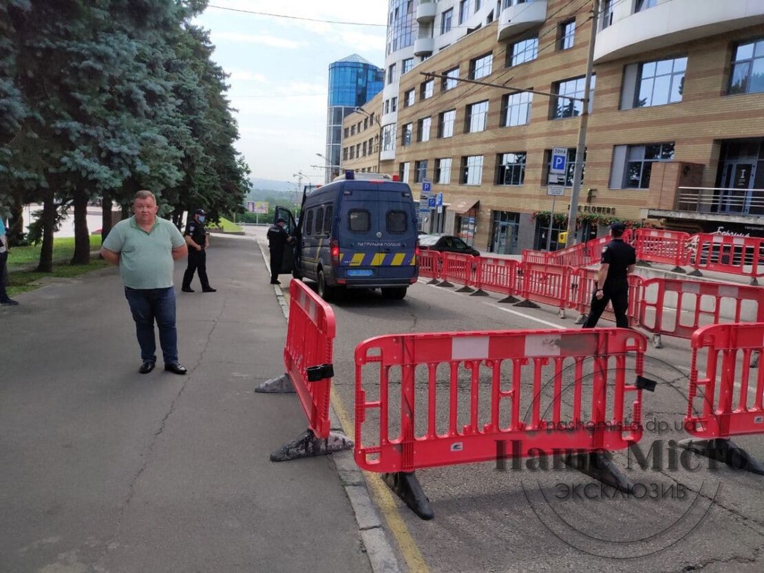 В Днепре "активисты" бизнесмена Петровского заблокировали работу консульства Германии