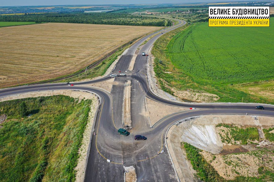 Велике будівництво: під Дніпром зводять об’їзну дорогу