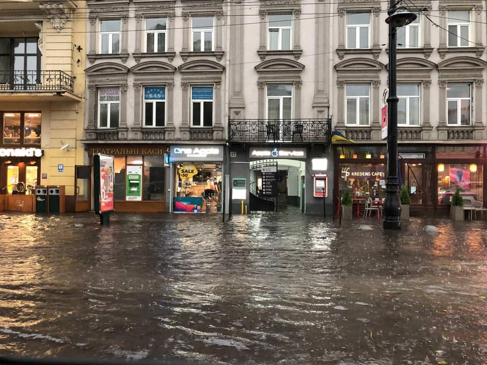 Затопленные улицы, поваленные деревья и сорванные крыши: Львов накрыла настоящая стихия (фото, видео)