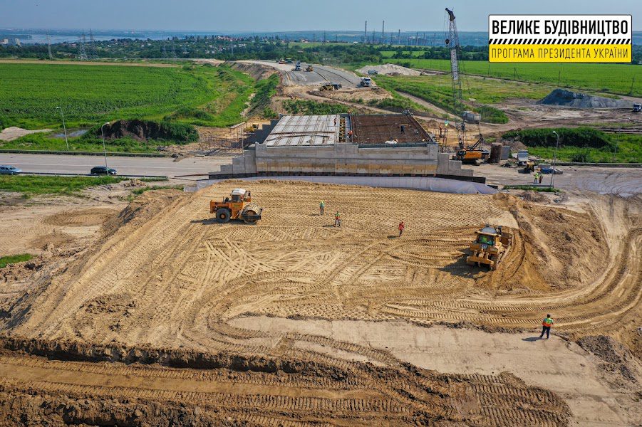 Велике будівництво: під Дніпром зводять об’їзну дорогу