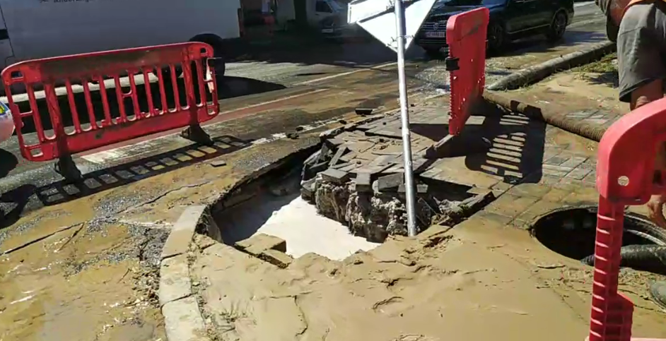 Девушка упала в яму с водой и глиной (Фото) - новости Днепра