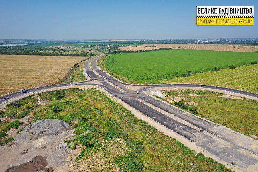 Велике будівництво: під Дніпром зводять об’їзну дорогу