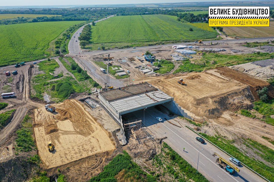 Велике будівництво: під Дніпром зводять об’їзну дорогу