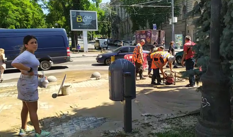 Девушка упала в яму с водой и глиной (Фото) - новости Днепра