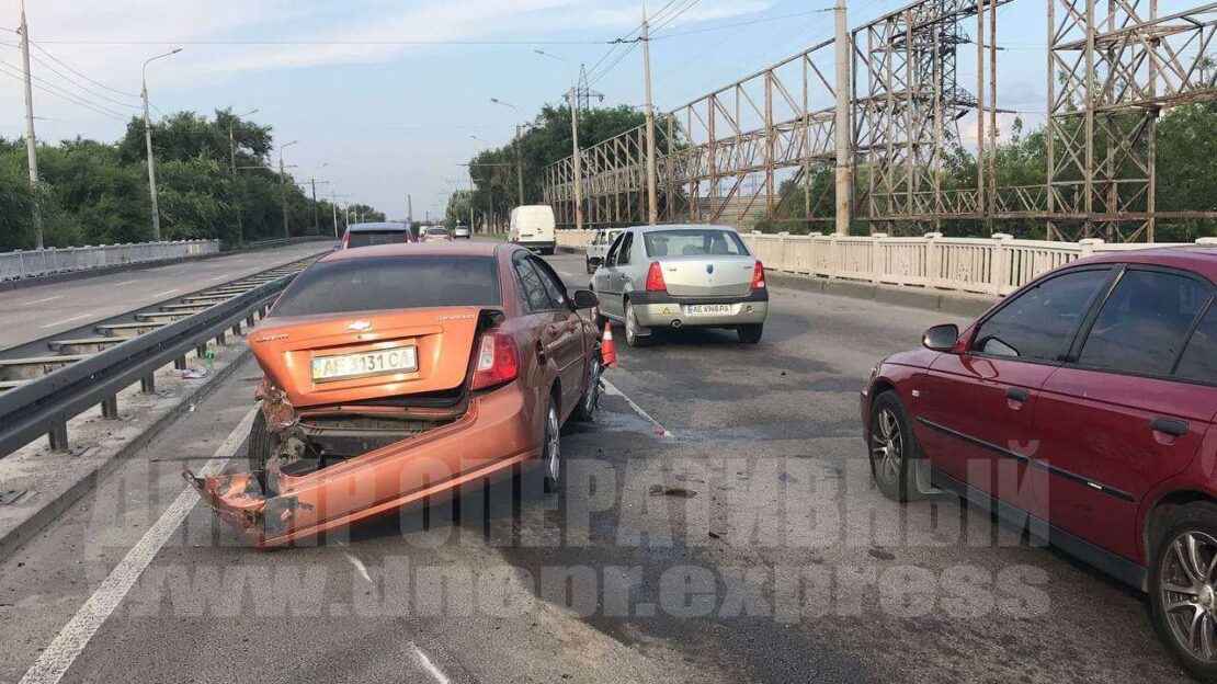 Серьезное ДТП на Набережной Заводской - новости Днепра