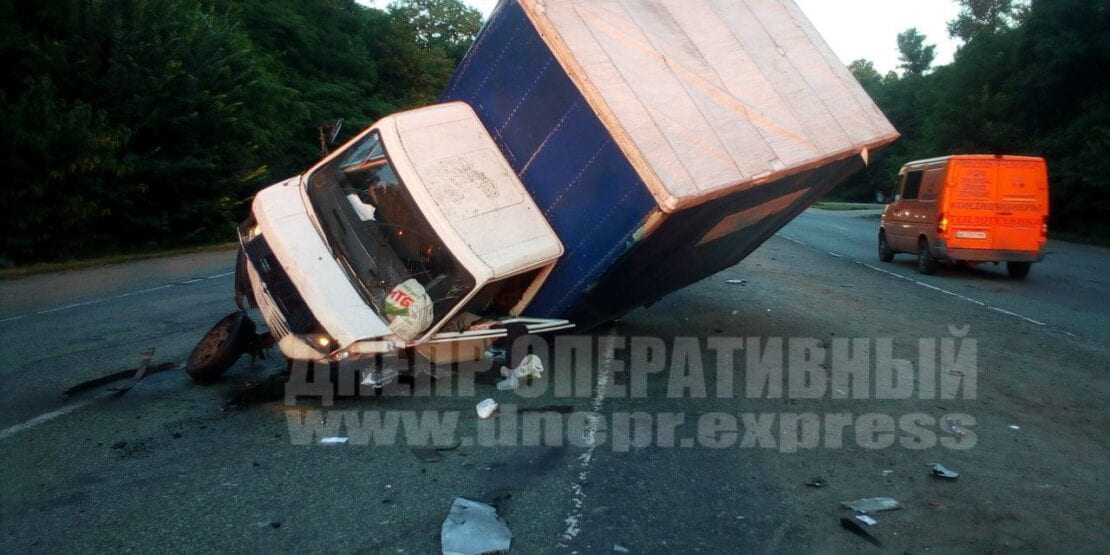 Столкнулись грузовик и легковой автомобиль (Фото) - новости Днепра