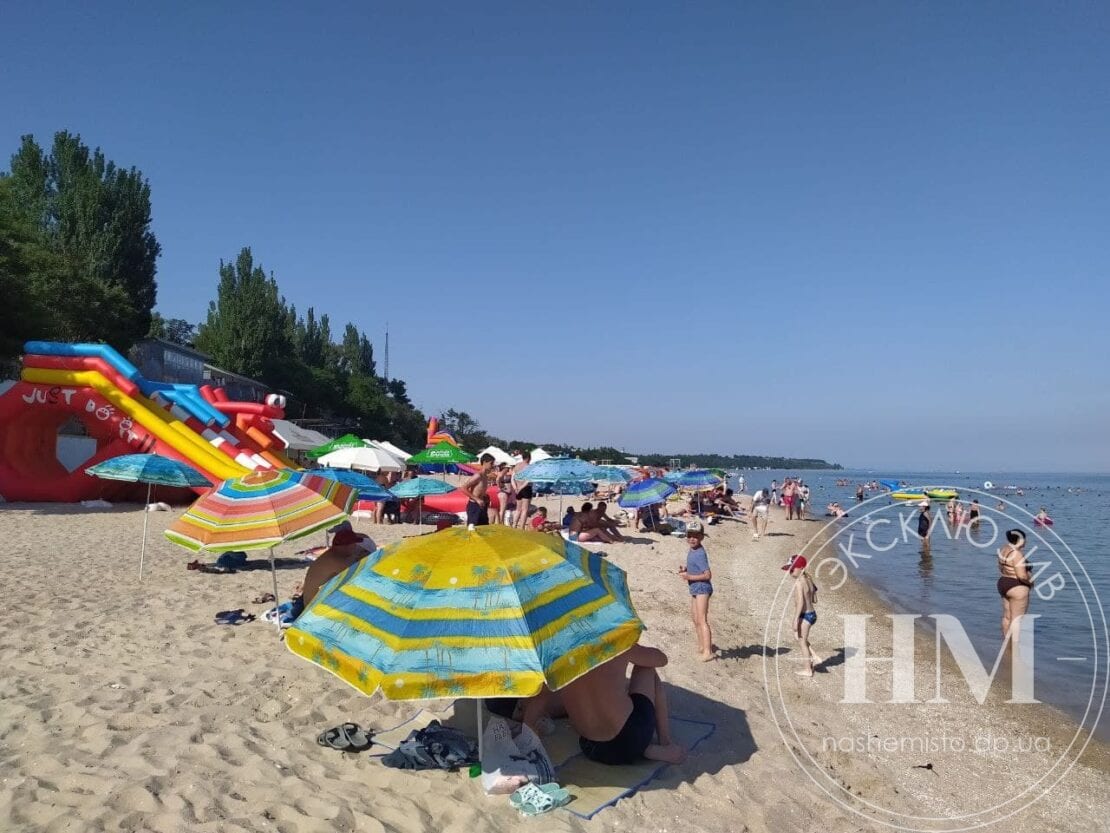 Отдых на Азовском море: в Урзуфе пляжи переполнены людьми (Фото)