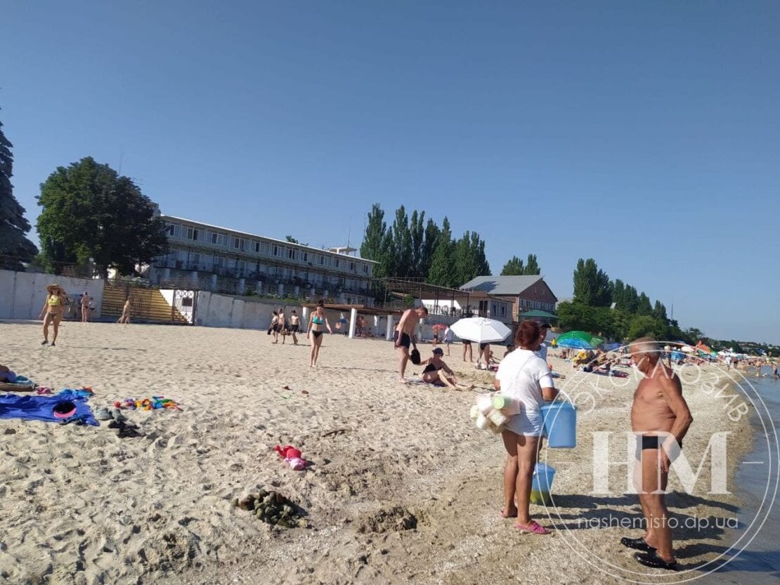Отдых на Азовском море: в Урзуфе пляжи переполнены людьми (Фото)