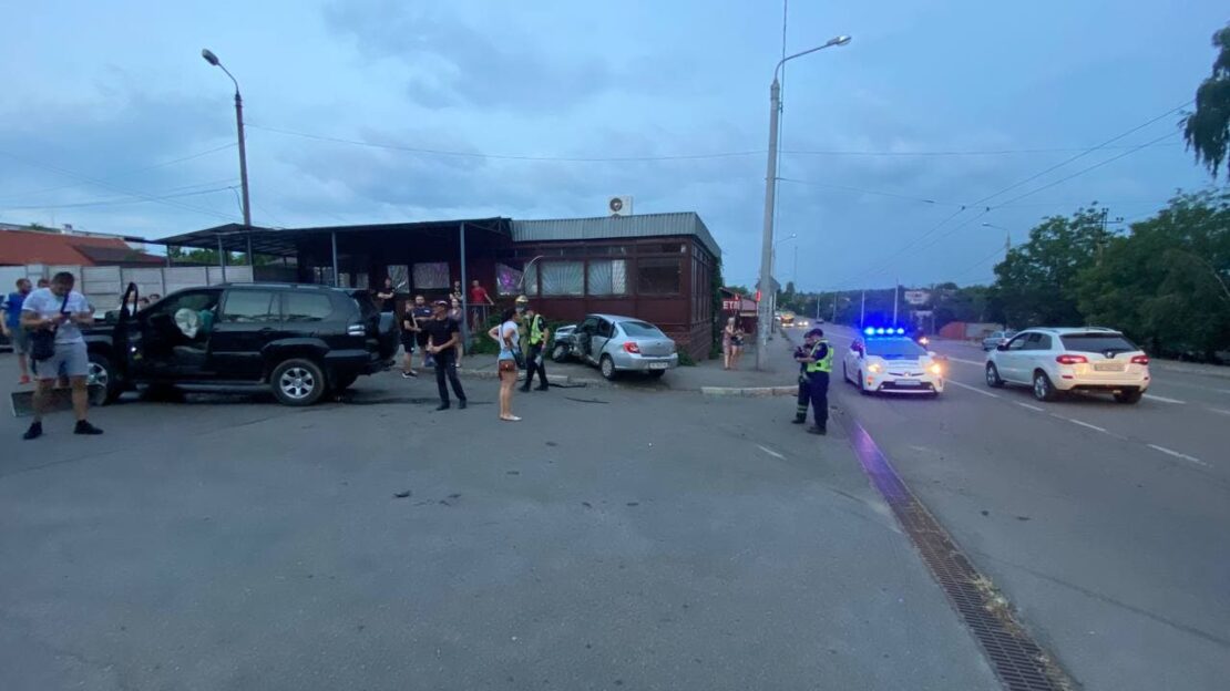 Жесткое ДТП под Днепром: водитель Toyota протаранил 2 авто, есть пострадавшие (фото)