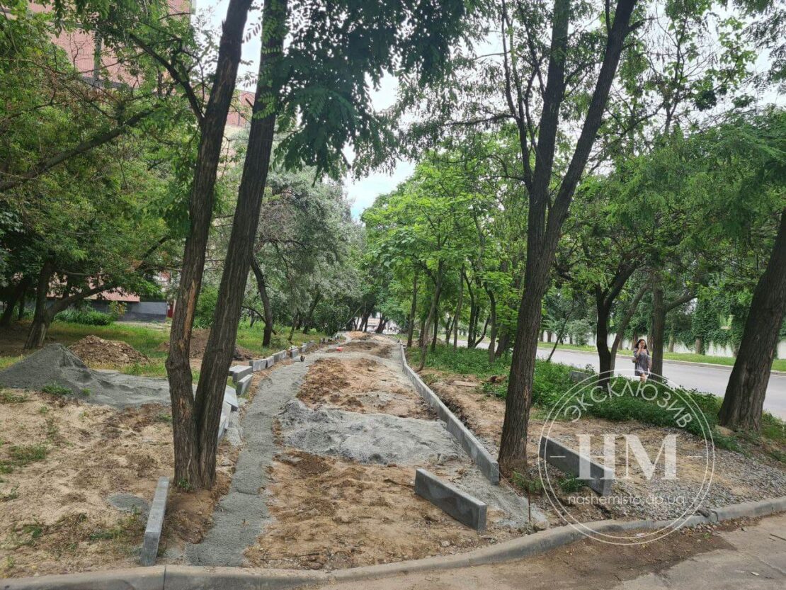 Жители в восторге: в Днепре на ж/м Левобережный-3 строят новую пешеходную зону (фото)