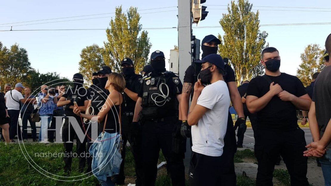 Люди Краснова мешают демонтировать билборды - новости Днепра