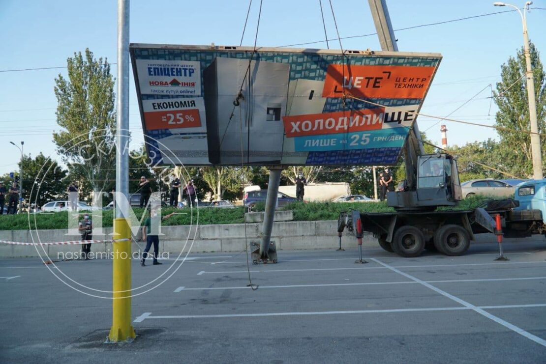 Люди Краснова мешают демонтировать билборды - новости Днепра