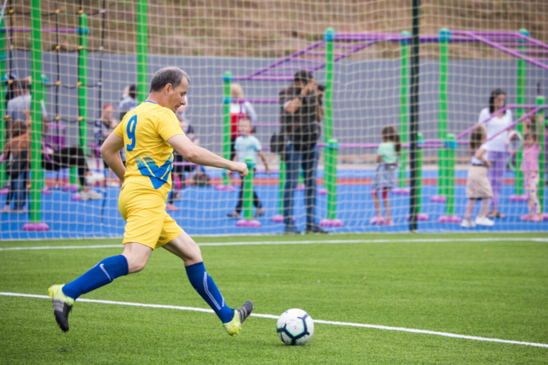 На новому стадіоні у селищі Дніпровське зіграли перший футбольний матч