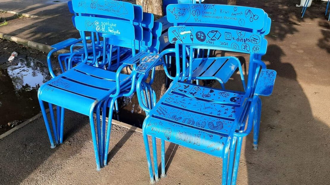 На "Райончике" вандалы изуродовали стулья - новости Днепра
