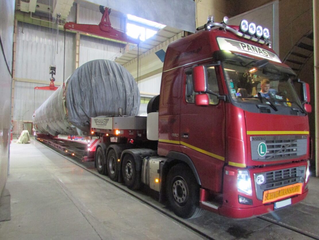 Стало известно, что вез гигантский грузовик, остановивший движение на набережной Днепра (Фото)