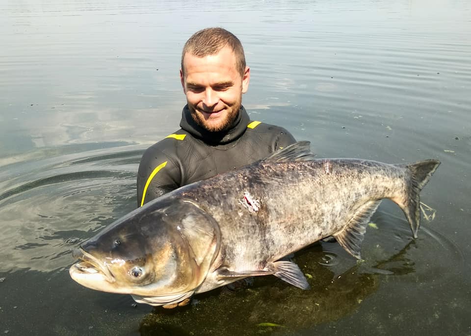 Рыбак поймал гигантского толстолобика (Фото) - новости Днепра
